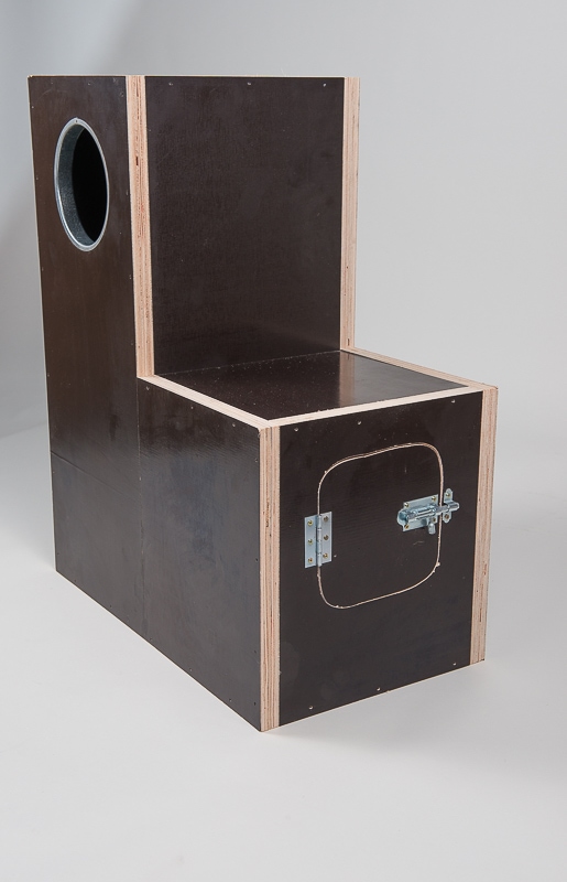 Zijaangezicht nestkast grijze roodstaart Zijaangezicht nestkast grijze roodstaart