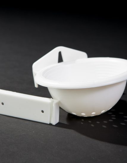 Plastic nest 11 cm met ophangstrip