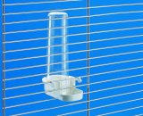 drinkfontein voor tralies over dwars