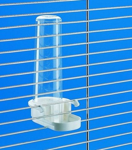 drinkfontein voor tralies over dwars