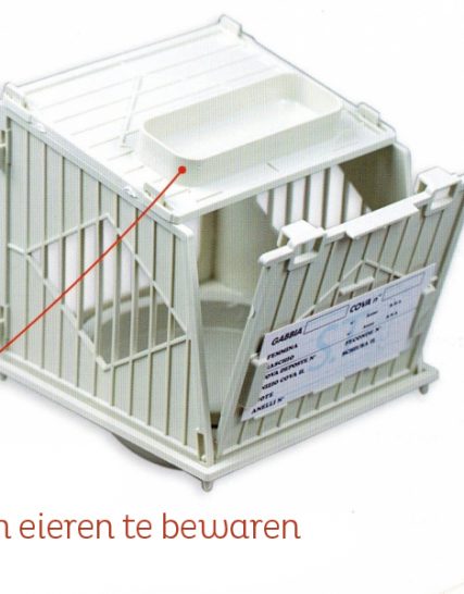 Voorhangnest met opbergplaats voor eieren